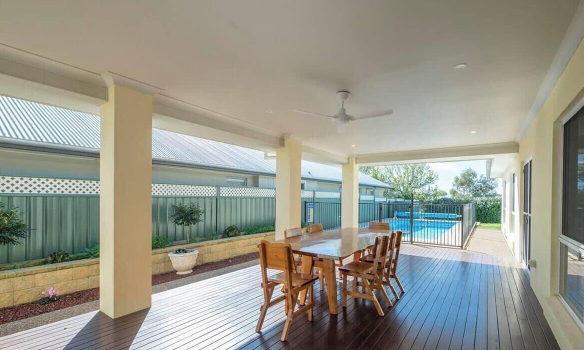 Dubbo House | Parkside Getaway | Pool, Family Entertainer