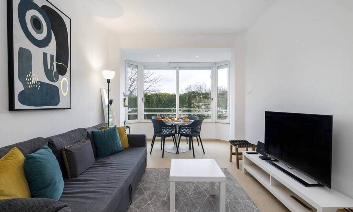 Alges Apartment | Peaceful Algés Family Home away from City Noise