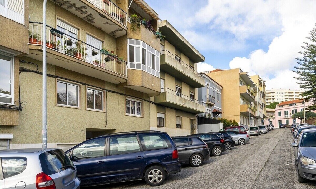 Alges Apartment | Peaceful Algés Family Home away from City Noise