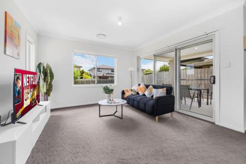Schofields House | Peaceful Schofields 5BR Near Station Garage