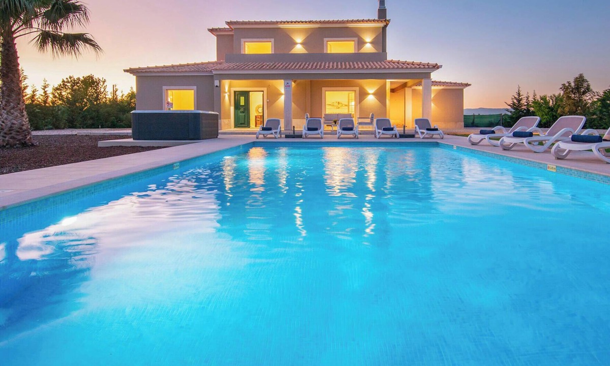 Carvoeiro Villa | Peaceful villa with heatable pool and BBQ