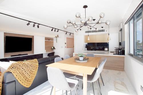 Cremorne Apartment | Perfect Located 2-Bed with Spacious Balcony & BBQ
