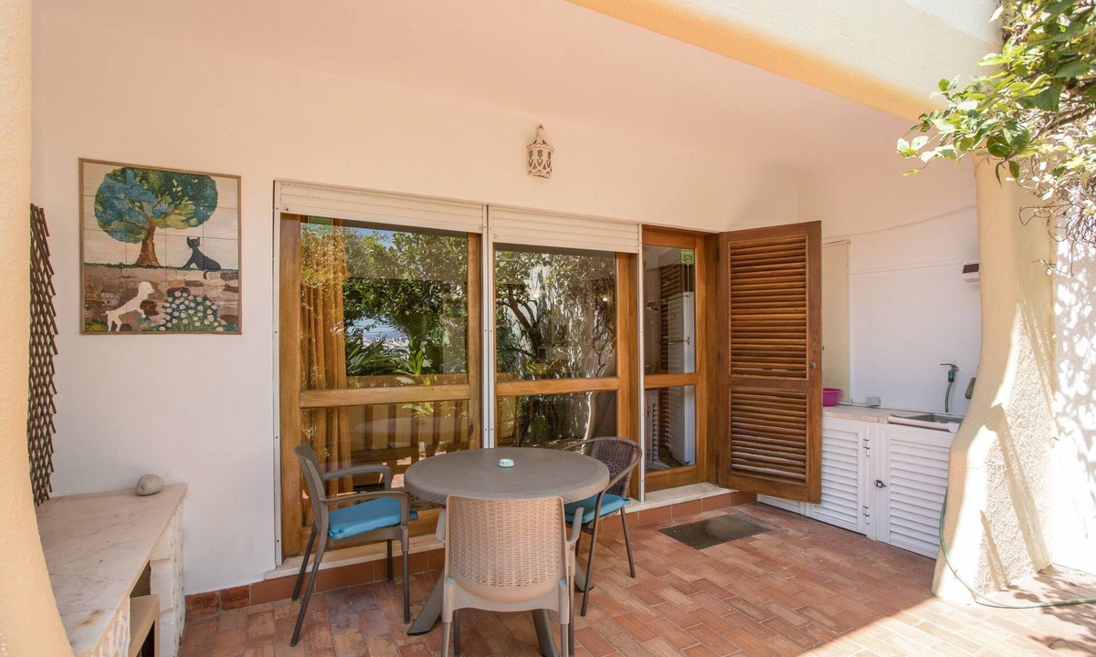 Ameijeira Apartment | Pet-Friendly Studio with Private Garden & Wi-Fi