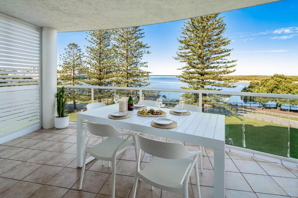 Golden Beach Apartment | Pisces on Pumicestone - Waterfront Golden Beach