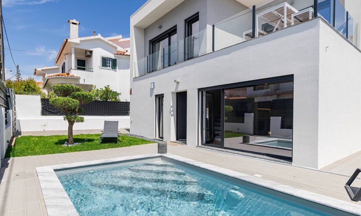 Charneca de Caparica e Sobreda Apartment | Poolside Oasis by Caparica Beach