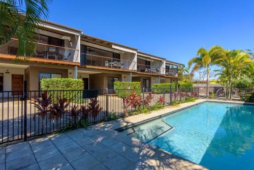 Rainbow Beach Apartment | Rainbow Surf 1 - Rainbow Beach - Aircon - pool - walk to beach - Wifi