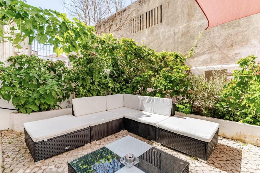 Cova da Piedade Apartment | Refreshed apartment with private garden