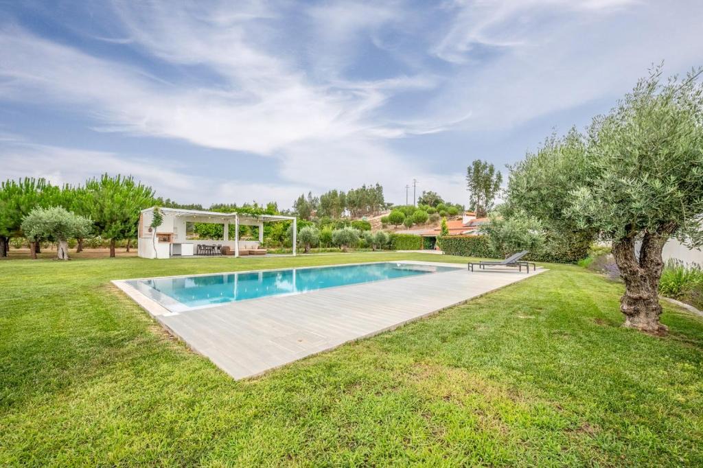 Ponte de Sor House | Refreshing poolside escape in Ponte de Sor