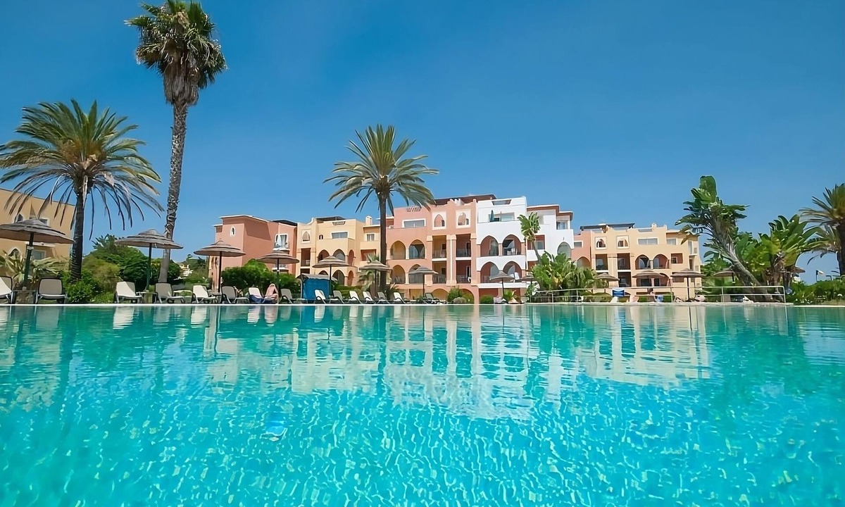 Meia Praia Hotel | Relax and Unwind! Spacious 2BR with Full Kitchen, Swimming Pool, Free Parking!