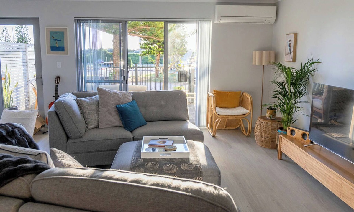 Secret Harbour House | Relaxing three bedroom Beach House on the coast. Close to cafes and golf course.