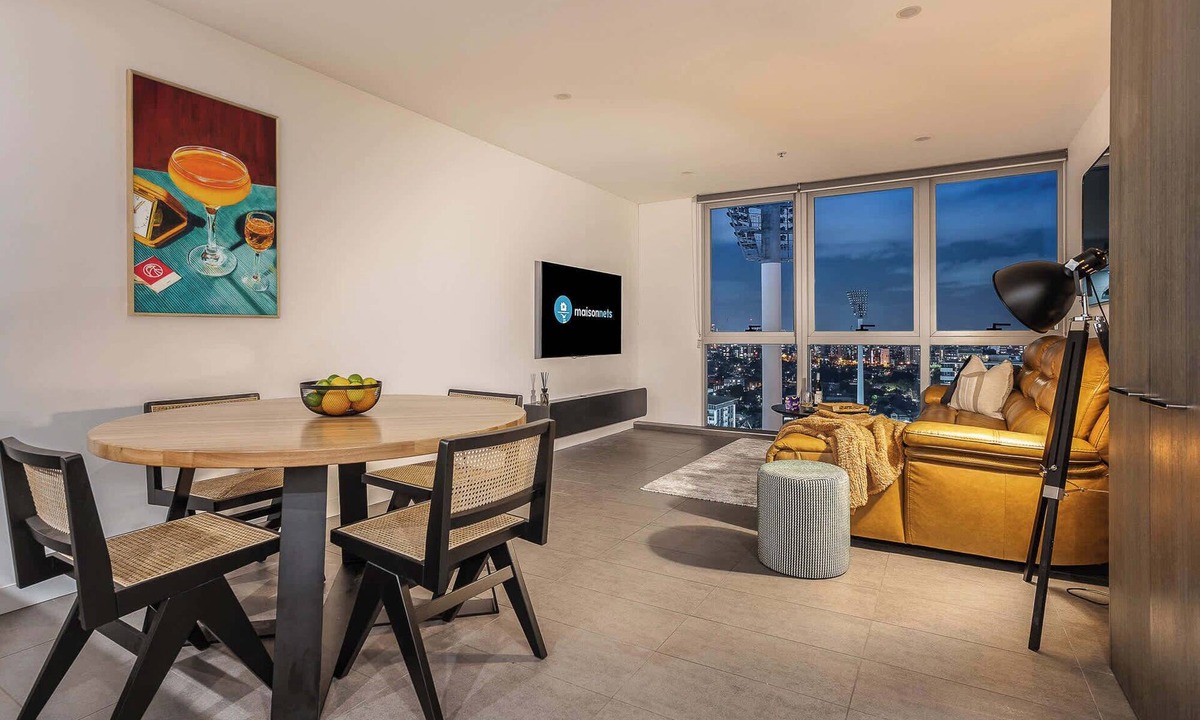 Woolloongabba Apartment | Rooftop Pool 1BR at the Gabba with City Views