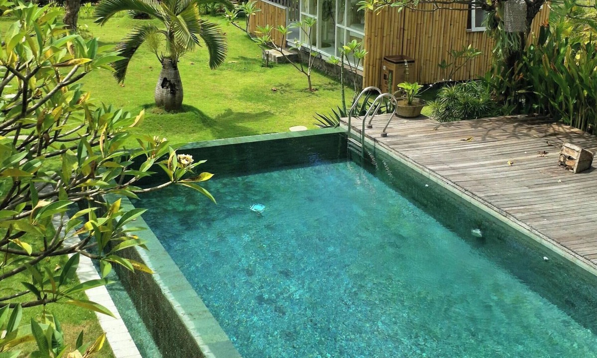 Kalisada House | Rumah Putih – Great Value Beachfront 1BR with Pool & Garden