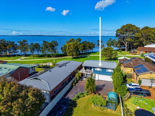 Tuggerawong House | Serenity by the Lake