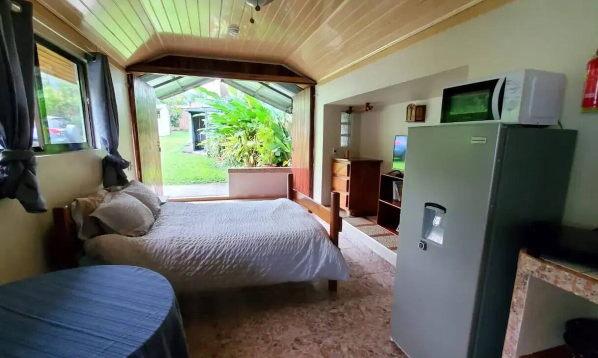 La Fortuna Apartment | Sleeps 2 - Studio Apart.- AC - Hot water - Kitchenette - Pool