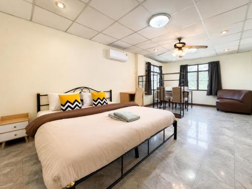 Bang Na Villa | Spacious 3BR Townhouse w Rooftop Near BTS