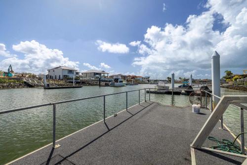 Newport House | Spacious 4BR Waterfront Stay Pool Table AC