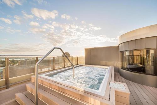Darlinghurst Apartment | Spacious CBD Suite with Pool & Gym - Walk to Opera House
