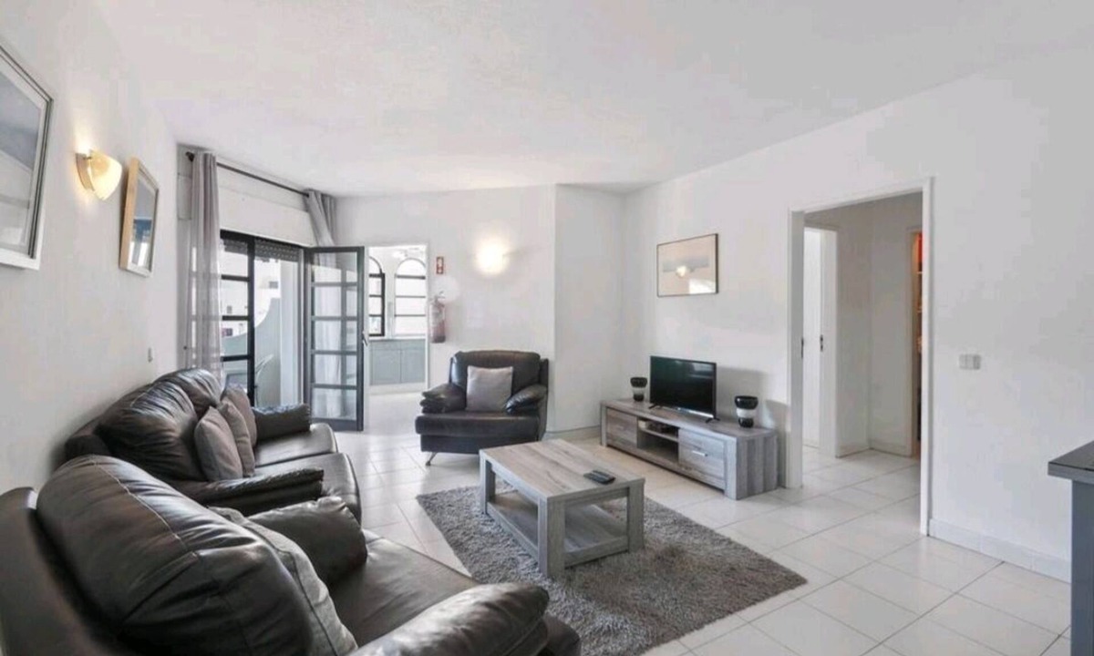 Mato Serrao Apartment | Spacious central beach home steps from the sea