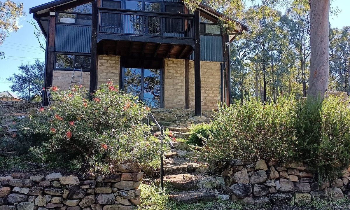 Grose Wold Cottage | Spacious mudbrick cottage in quiet bush setting. 2 minute walk to Grose River.
