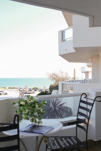 Cottesloe Apartment | Spacious, ocean-front, pied-à-terre with stunning views &opposite cafes
