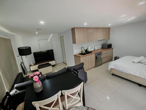 Hornsby House | Spacious Studio with Garden close 2train&Westfield