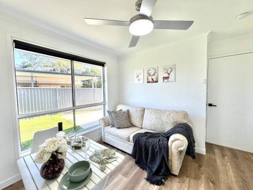 Belmont House | Studio in Belmont | Easy to City & Airport