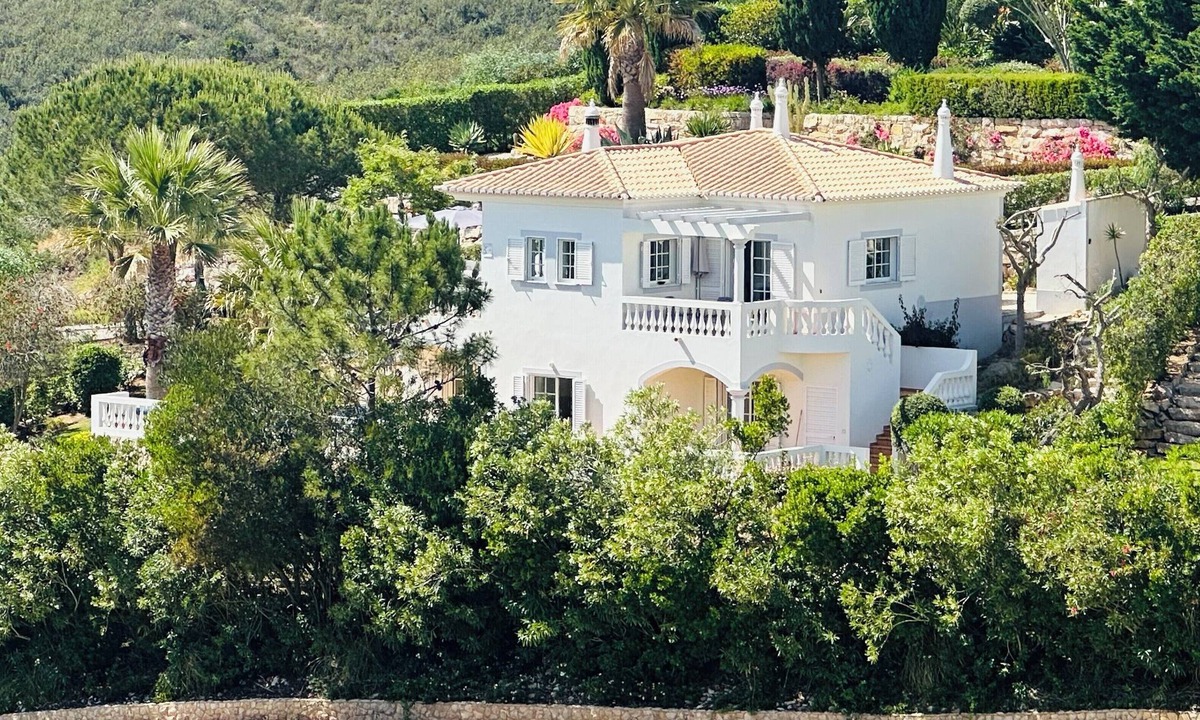 Figueira Villa | Stunning views, private position - 5 mins to beach! Heated pool option & Aircon
