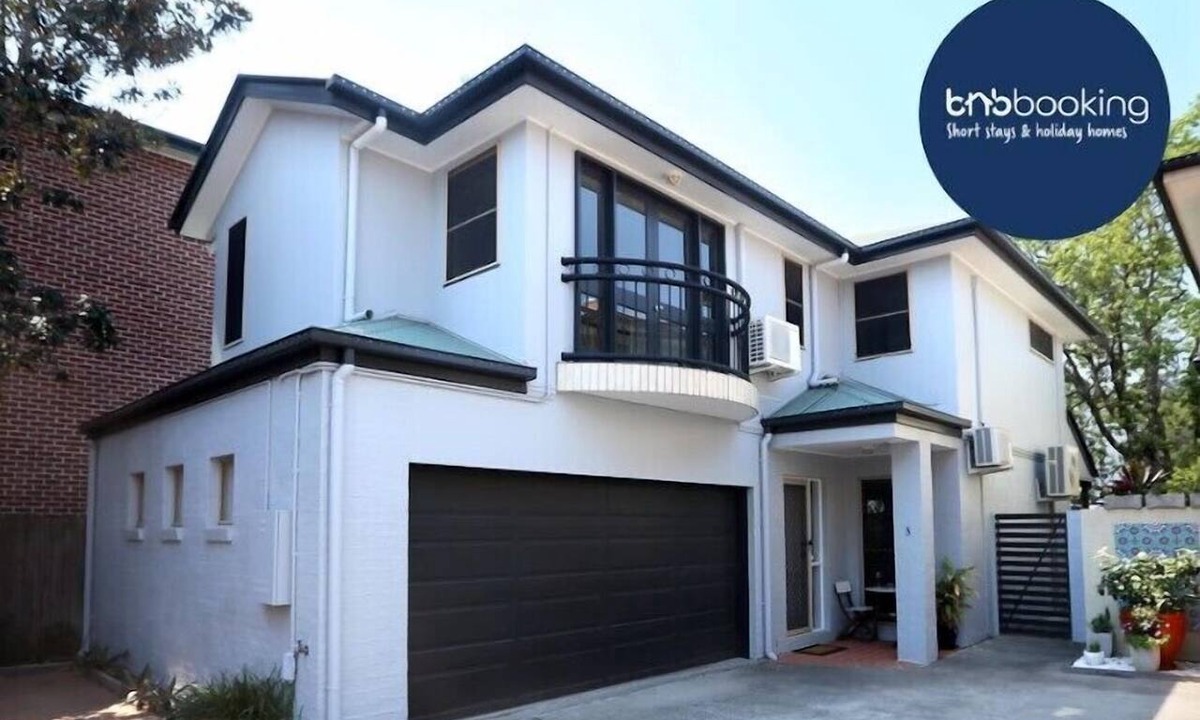 Balmoral Apartment | Stylish 3BR Townhouse CampHill + Wi-Fi, Parking