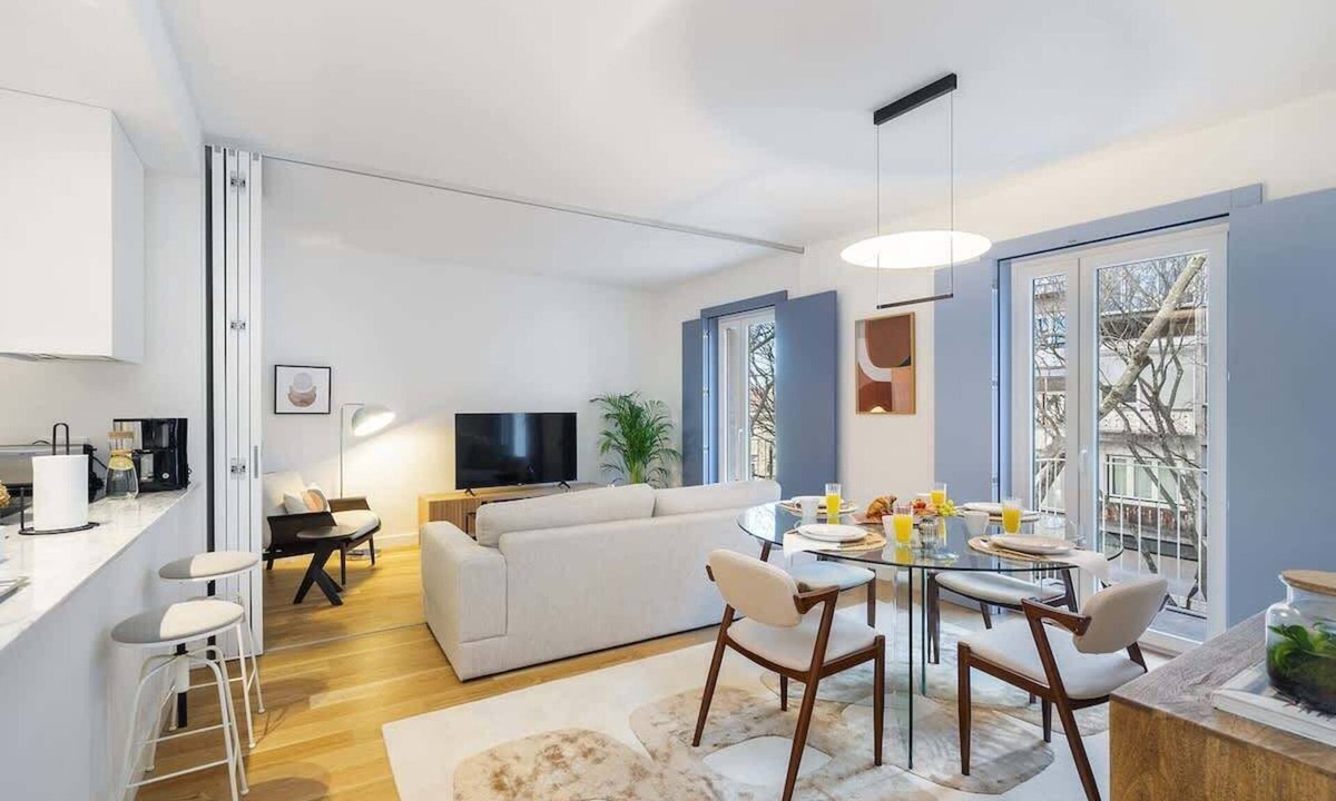 Santo Amaro Apartment | Stylish Alcântara Apt: Steps to Lx Factory!