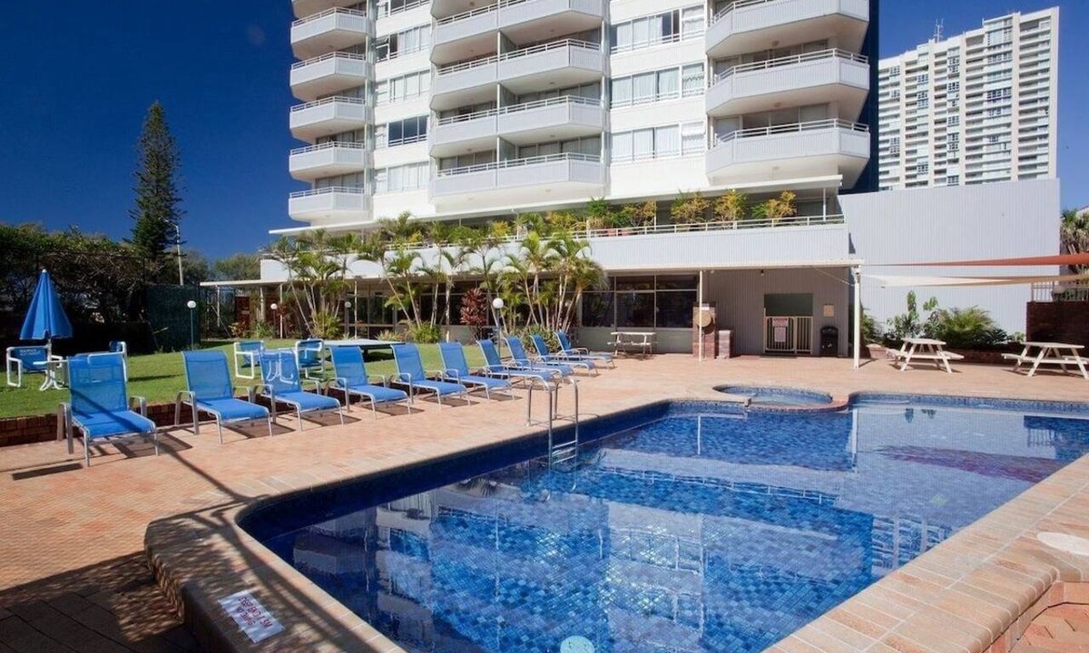 Surfers Paradise Apartment | Sun & Fun Beachfront Retreat – Pool & Spa