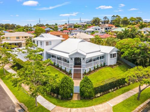 Murarrie House | The Duchess - Stunning Hamptons Oasis with Pool | Winter Escape Deal | Stay Longer & Save | 1 June – 31 August