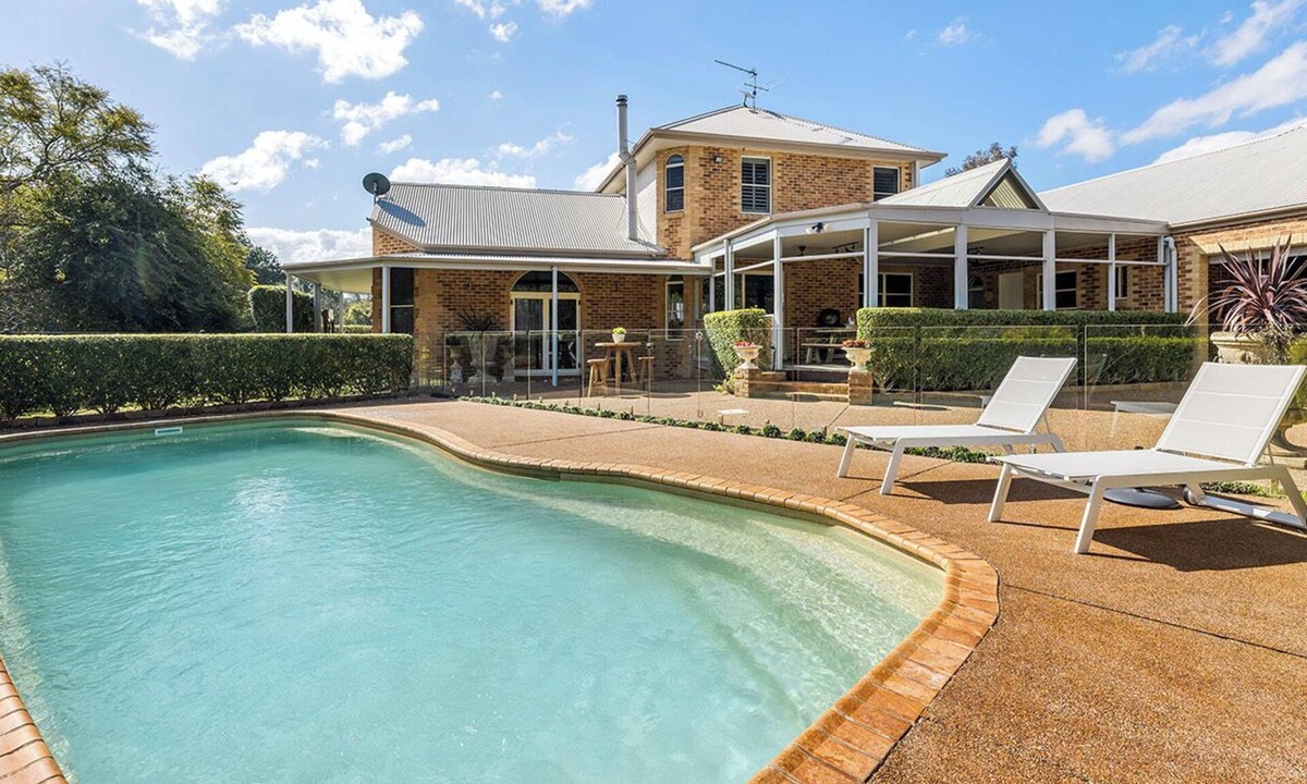 Bobs Farm House | The Entertainer's Estate with Pool