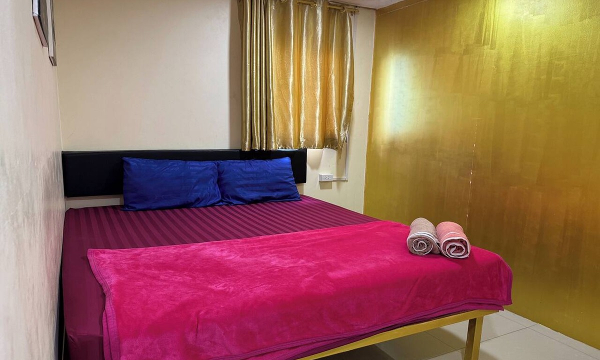 Chana Songkhram Hotel | The House Hostel