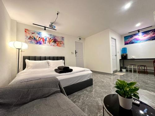 Phaya Thai Hostel | The White Den Chatuchak
