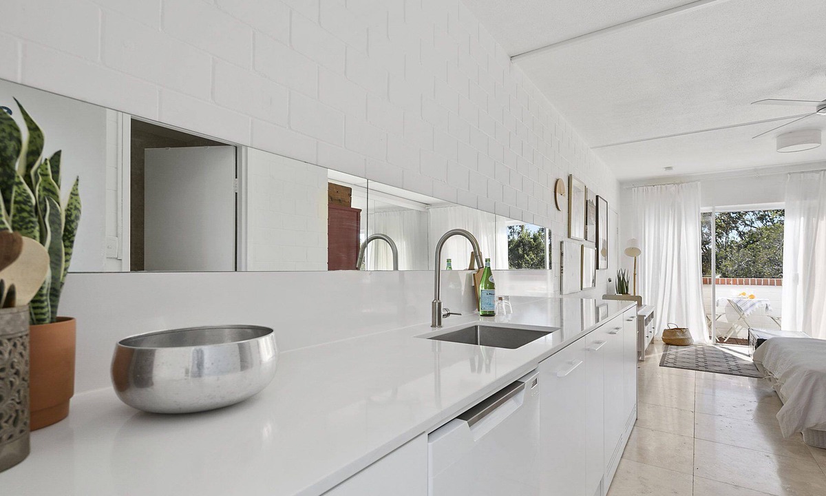Point Lookout Apartment | Top floor studio - The Perfect Couples Retreat. Walk to beach.