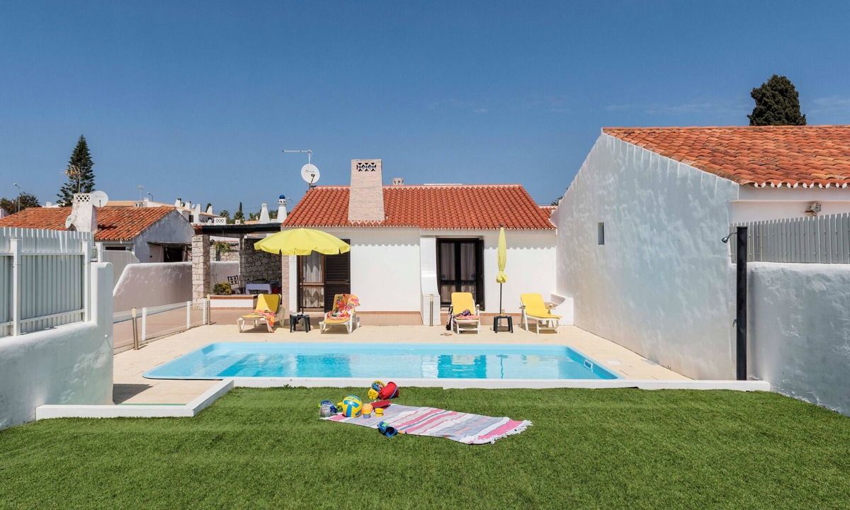 Oura Villa | Villa 'Jacaranda' with Private Pool, Wi-Fi and Air Conditioning