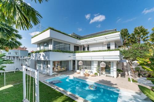 Babakan Villa | Villa Luja by GORO