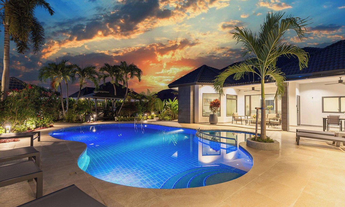 Nong Prue Villa | Villa Pattaya Hill minutes from the Beach/Pattaya/FREE Electricity