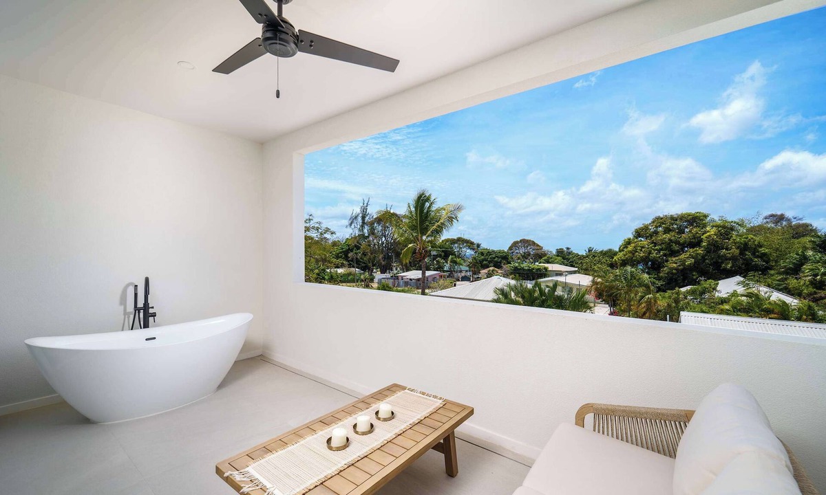 Lower Carlton Apartment | Walk to Beach, NEW LUX Villa, Pool ! Near Holetown