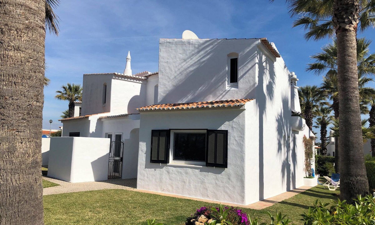 Carvoeiro Villa | Walk to beaches,pool and town. Bright, Spacious, luxury. A/C, WiFi, own garden.