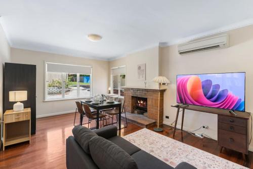 St. Lucia House | Warm and Cozy Retreat near shops and transport