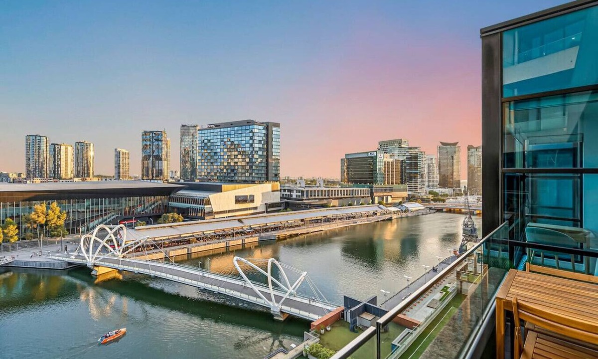 Docklands Apartment | Waterfront in Docklands Walk to Crown & Marvel
