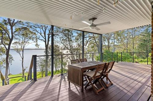 Wangi Wangi House | Waterfront Treetops Getaway