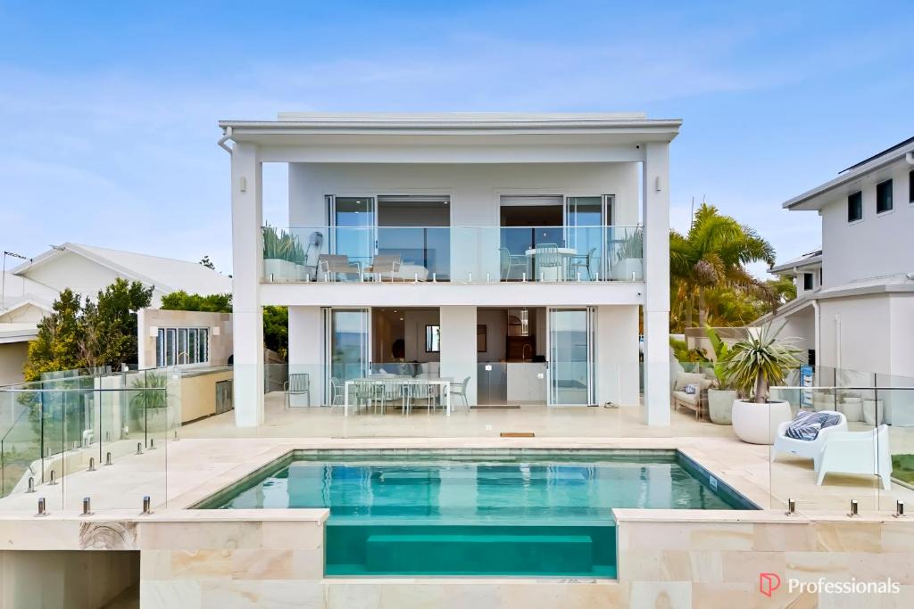 Cooee Bay House | Waters Edge On Wattle, Absolute Beachfront Luxury