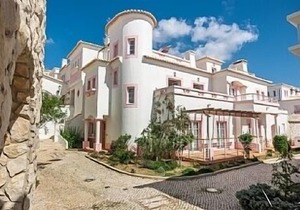 3 Bedroom Villa With Direct Access To Communal Pool, And Views Over Golf Course