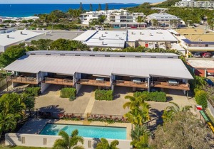 Unit 2 Rainbow Surf - Modern double storey townhouse with large shared pool close to beach and shops