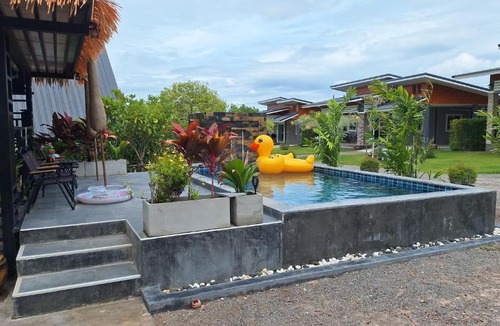 Suan Phueng House | บ้านน้ำผึ้งโฮมสเตย์ Pool & Garden