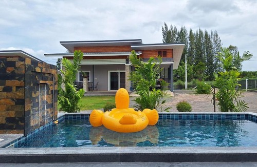 Suan Phueng House | บ้านน้ำผึ้งโฮมสเตย์ Pool & Garden
