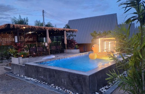 Suan Phueng House | บ้านน้ำผึ้งโฮมสเตย์ Pool & Garden