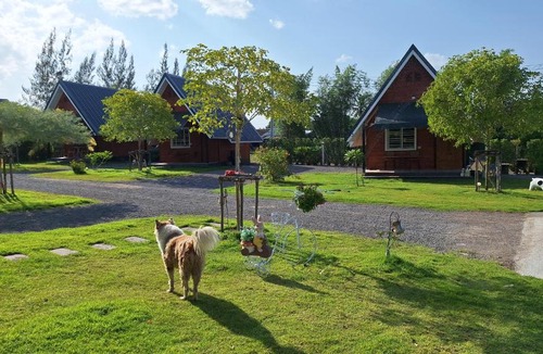 Suan Phueng House | บ้านน้ำผึ้งโฮมสเตย์ Pool & Garden